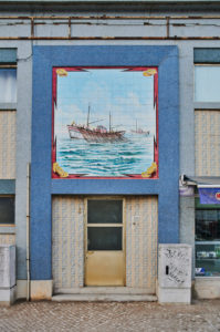Europa, Portugal, Algarve, Litoral, Sotavento, Distrikt Faro, Olhao, Eingang einer Fischfabrik mit kunstvollem Azulejo, Hochformat Europa, Portugal, Algarve, Litoral, Sotavento, Distrikt Faro, Olhao, Eingang einer Fischfabrik mit kunstvollem Azulejo, Hochformat